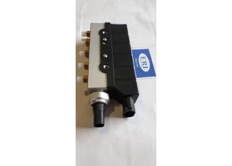 Блок клапанов пневмоподвески на Mercedes C215